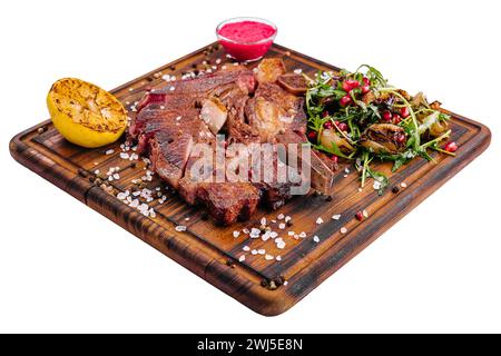 Côtelette de porc épicée grillée avec oignons frits et roquette Banque D'Images