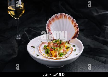 Thon roulé avec concombre servi sur une coquille Saint-Jacques Banque D'Images