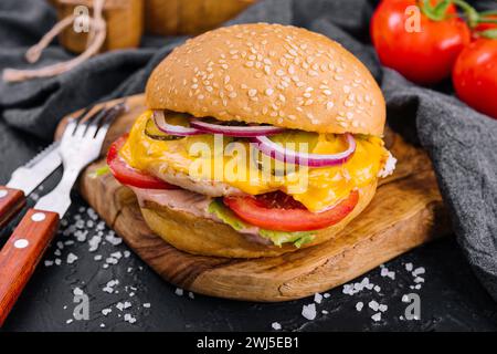 Hamburger américain avec côtelette de poulet sur plateau en bois Banque D'Images