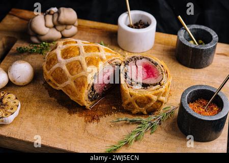 Filet de porc de style wellington avec champignons Banque D'Images