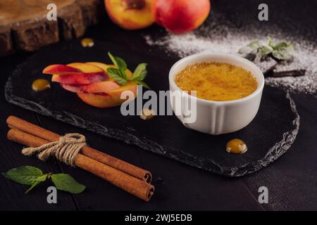 Tasse de crème brûlée avec morceaux d'abricot Banque D'Images