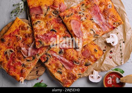 Long mélange de pizza repose sur une table en bois Banque D'Images