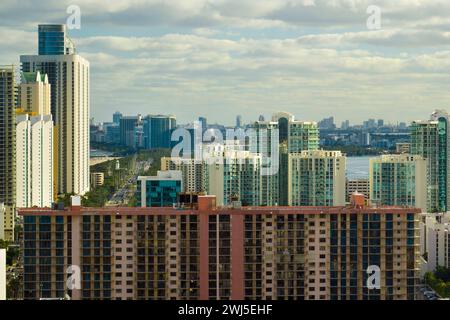 Vue depuis le dessus des luxueux hôtels et condos de haute élévation sur la côte atlantique de l'océan dans la ville de Sunny Isles Beach. Infrastructure touristique américaine dans le sud Banque D'Images