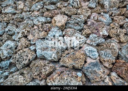 Mur de corail fait de blocs de roches de corail texturées et uniques à Malindi Beach au Kenya Banque D'Images