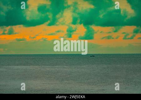 Silhouette de bateaux de pêche au lever du soleil à Malindi Beach au Kenya Banque D'Images