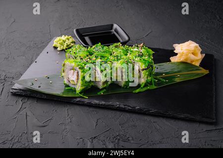 Rouleaux de sushi avec fruits de mer et salade de chuka Banque D'Images