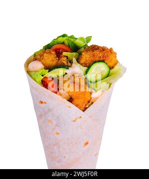 Enveloppement de poulet frit dans du pain pita avec des légumes frais Banque D'Images