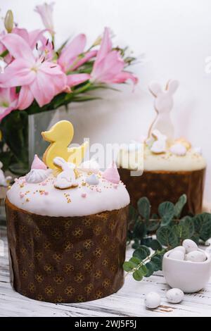 Belle décoration de pâques avec œufs, lapins et fleurs aux couleurs pastel Banque D'Images