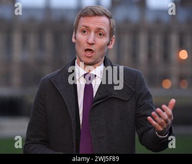 Londres, Royaume-Uni. 13 février 2024. Le ministre du logement Lee Rowley est interviewé à Westminster lors de la ronde de diffusion du matin. Crédit : Thomas Krych/Alamy Live News Banque D'Images