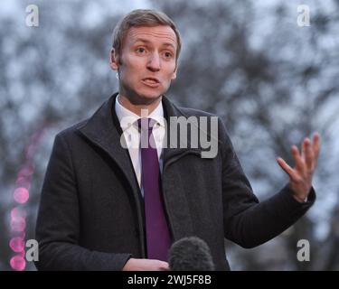 Londres, Royaume-Uni. 13 février 2024. Le ministre du logement Lee Rowley est interviewé à Westminster lors de la ronde de diffusion du matin. Crédit : Thomas Krych/Alamy Live News Banque D'Images