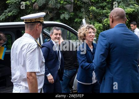 Mamoudzou, Mayotte. 11 février 2024. Le ministre français de l’intérieur et de l’outre-mer Gerald Darmanin accompagné de la vice-ministre française des territoires d’outre-mer Marie Guevenoux arrive à la préfecture de Mamoudzou, Mayotte, le 11 février 2024. Photo de David Lemor/ABACAPRESS.COM crédit : Abaca Press/Alamy Live News Banque D'Images