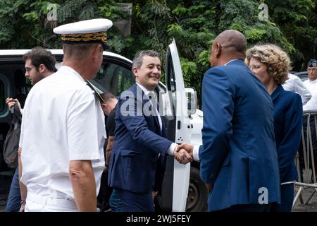Mamoudzou, Mayotte. 11 février 2024. Le ministre français de l’intérieur et de l’outre-mer Gerald Darmanin accompagné de la vice-ministre française des territoires d’outre-mer Marie Guevenoux arrive à la préfecture de Mamoudzou, Mayotte, le 11 février 2024. Photo de David Lemor/ABACAPRESS.COM crédit : Abaca Press/Alamy Live News Banque D'Images