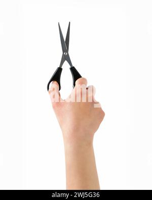 Vue verticale de la main d'une femme à l'aide d'un ciseaux isolé sur fond blanc Banque D'Images