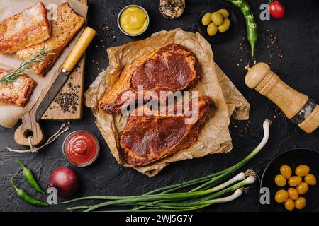 Vue de dessus sur le steak de bœuf mariné Banque D'Images