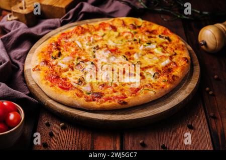 Délicieuse pizza avec des fruits de mer sur un stand en bois Banque D'Images