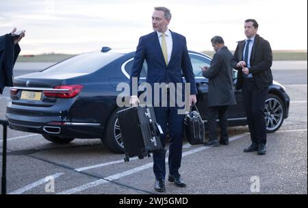 Londres, Royaume-Uni. 13 février 2024. Christian Lindner (FDP, M), ministre fédéral des Finances, se tient à côté d'un avion du gouvernement à l'aéroport de Stansted lors d'une visite au Royaume-Uni pour voler vers l'Irlande. Le ministre fédéral des Finances se rendra au Royaume-Uni et en Irlande les 12 et 13 février. Crédit : Sebastian Gollnow/dpa/Alamy Live News Banque D'Images