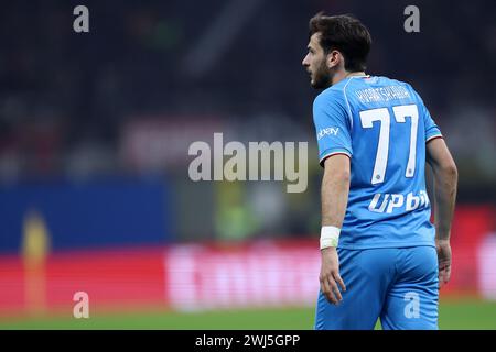 Khvicha Kvaratskhelia de la SSC Napoli regarde pendant le match de Serie A entre l'AC Milan et la SSC Napoli au Stadio Giuseppe Meazza le 11 février 2024 à Milan, Italie . Banque D'Images