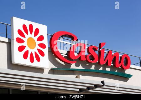 Lyon, France - 21 mai 2020 : logo du supermarché Casino sur un mur. Casino est une chaîne d'hypermarchés et de supermarchés basée à Saint Etienne, en France Banque D'Images