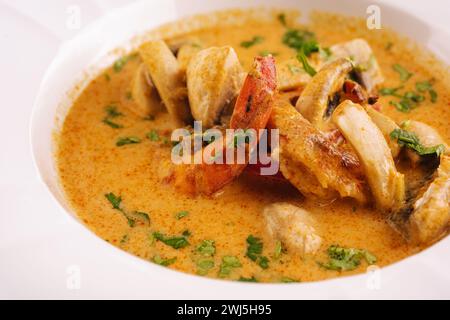 Crevettes tom Yam Kung dans un bol blanc avec des épices thaïlandaises Banque D'Images