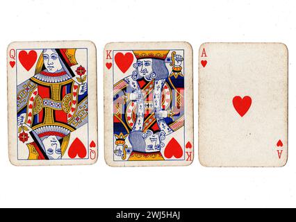 Cartes à jouer vintage montrant une reine, un roi et un as de coeurs isolés sur un fond blanc. Banque D'Images