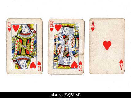 Cartes à jouer vintage montrant une reine, un roi et un as de coeurs isolés sur un fond blanc. Banque D'Images