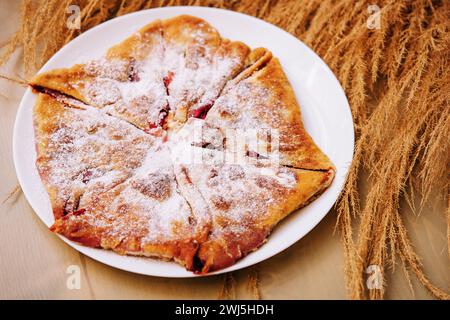 Gozleme ou tartes moldaves - Placinta sur assiette Banque D'Images