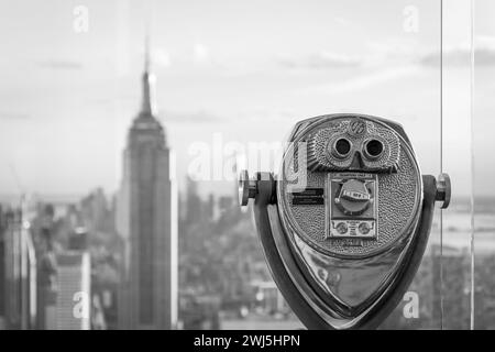 Jumelles qui regardent des monuments du centre-ville de Manhattan, New York, photographie en noir et blanc Banque D'Images