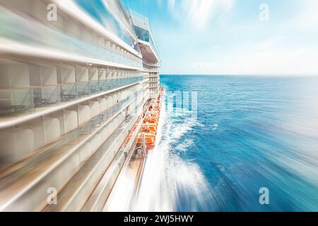 Vue latérale du bateau de croisière sur fond bleu ciel avec espace de copie, ton bleu avec effet de flou de mouvement Banque D'Images