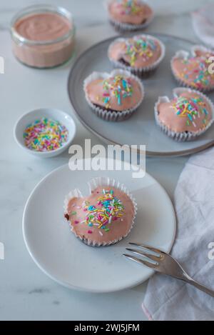 hocolate cupcakes avec de la crème de fraise Banque D'Images