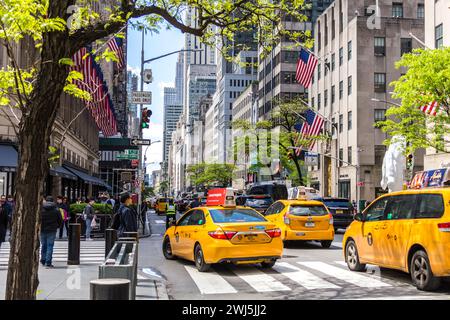 Rue large animée dans la ville de New York, États-Unis Banque D'Images