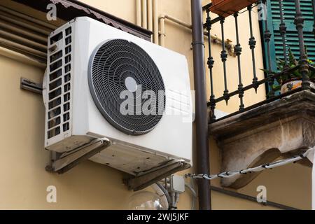 Unité extérieure de climatiseur sur la façade de la maison Banque D'Images