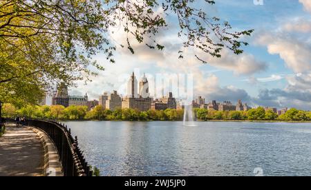 Panorama sur l'horizon avec bâtiment Eldorado et réservoir avec fontaine à Central Park dans le centre-ville de Manhattan à New York Banque D'Images