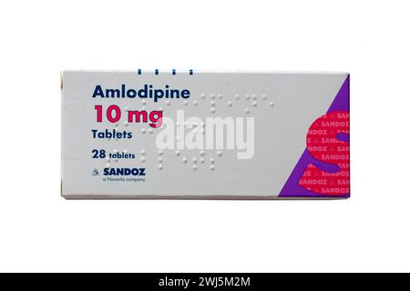 Paquet de comprimés d'amlodipine paquet de 28 comprimés 10 mg isolé sur fond blanc Banque D'Images