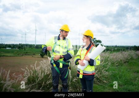 Ingénieur et travailleur discutant du projet sur le fond des éoliennes Banque D'Images