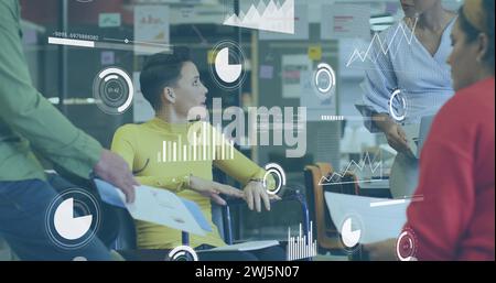 Image du traitement des données sur des personnes handicapées et diverses travaillant au bureau Banque D'Images