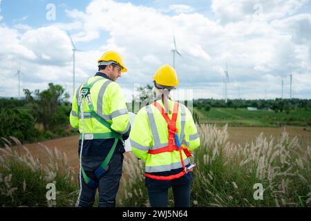 Ingénieur et travailleur discutant du projet sur le fond des éoliennes Banque D'Images