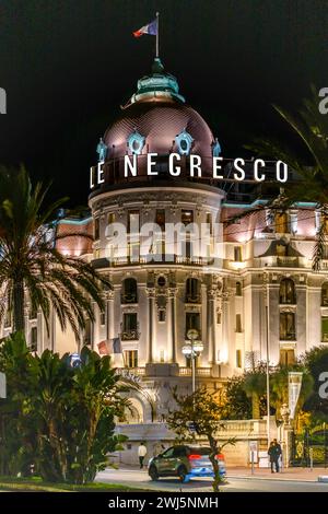 Photo nocturne de l'emblématique hôtel et restaurant le Negresco sur la Promenade des Anglais, Nice sur la Côte d'Azur, France. Banque D'Images