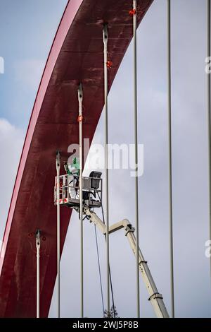 Pont autoroutier délabré A42, au-dessus du canal Rhin-Herne, avec des dommages structurels massifs, travailleurs, avec équipement de protection respiratoire, en levage Banque D'Images