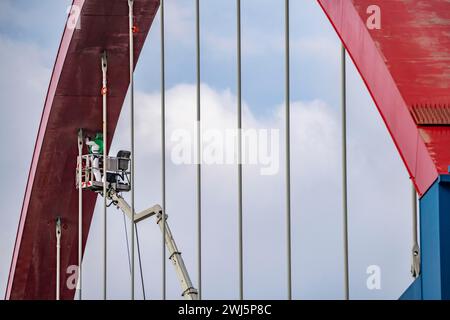 Pont autoroutier délabré A42, au-dessus du canal Rhin-Herne, avec des dommages structurels massifs, travailleurs, avec équipement de protection respiratoire, en levage Banque D'Images