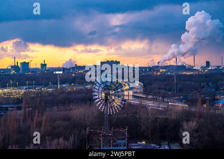 Horizon de l'emplacement en acier Duisburg, ThyssenKrupp Steel Europe, à Duisburg-Bruckhausen, coucher de soleil, paysage industriel, NRW, Allemagne autoroute A42, Emsc Banque D'Images