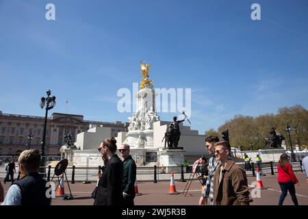 Les préparatifs se poursuivent autour du palais de Buckingham alors que Londres se prépare au couronnement du roi Charles III Banque D'Images