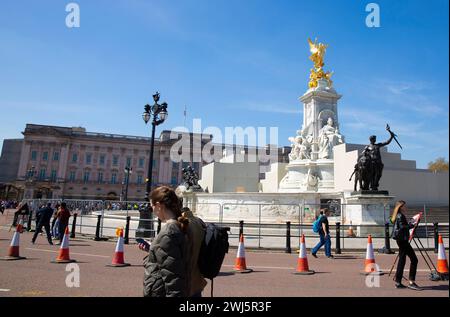 Les préparatifs se poursuivent autour du palais de Buckingham alors que Londres se prépare au couronnement du roi Charles III Banque D'Images