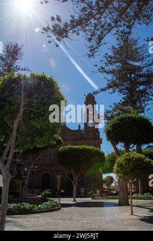 Arbres donnant sur une fontaine et l'église de Santiago de los Caballeros dans la ville de Galdar sur l'île Canaries de Gran Canaria, en Europe Banque D'Images