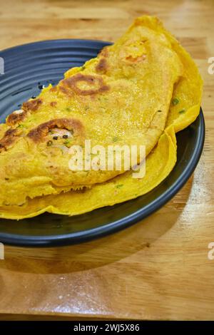 Crêpe de riz farci vietnamienne (banh xeo / bánh xèo) Banque D'Images