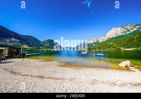 Vue sur le Grundlsee et le paysage environnant. Nature idyllique au bord du lac en Styrie en Autriche. Lac de montagne au Totes Gebirge dans la Salzka Banque D'Images