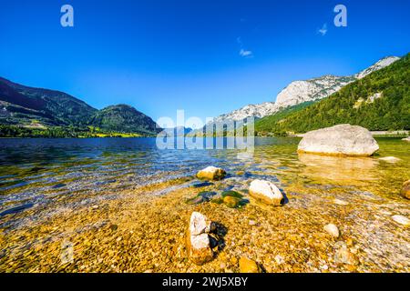 Vue sur le Grundlsee et le paysage environnant. Nature idyllique au bord du lac en Styrie en Autriche. Lac de montagne au Totes Gebirge dans la Salzka Banque D'Images