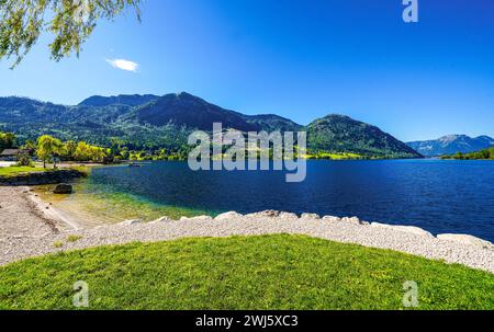 Vue sur le Grundlsee et le paysage environnant. Nature idyllique au bord du lac en Styrie en Autriche. Lac de montagne au Totes Gebirge dans la Salzka Banque D'Images
