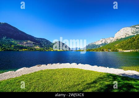 Vue sur le Grundlsee et le paysage environnant. Nature idyllique au bord du lac en Styrie en Autriche. Lac de montagne au Totes Gebirge dans la Salzka Banque D'Images