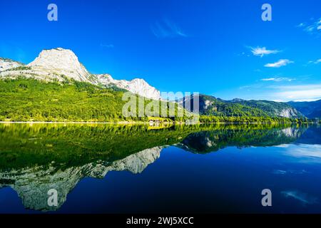Vue sur le Grundlsee et le paysage environnant. Nature idyllique au bord du lac en Styrie en Autriche. Lac de montagne au Totes Gebirge dans la Salzka Banque D'Images