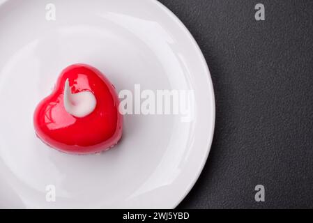 Beau gâteau savoureux cheesecake de couleur rouge en forme de coeur Banque D'Images